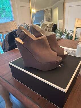 ShoeMint Kbell Grey Peep Toe Wedge Sandals Size 7